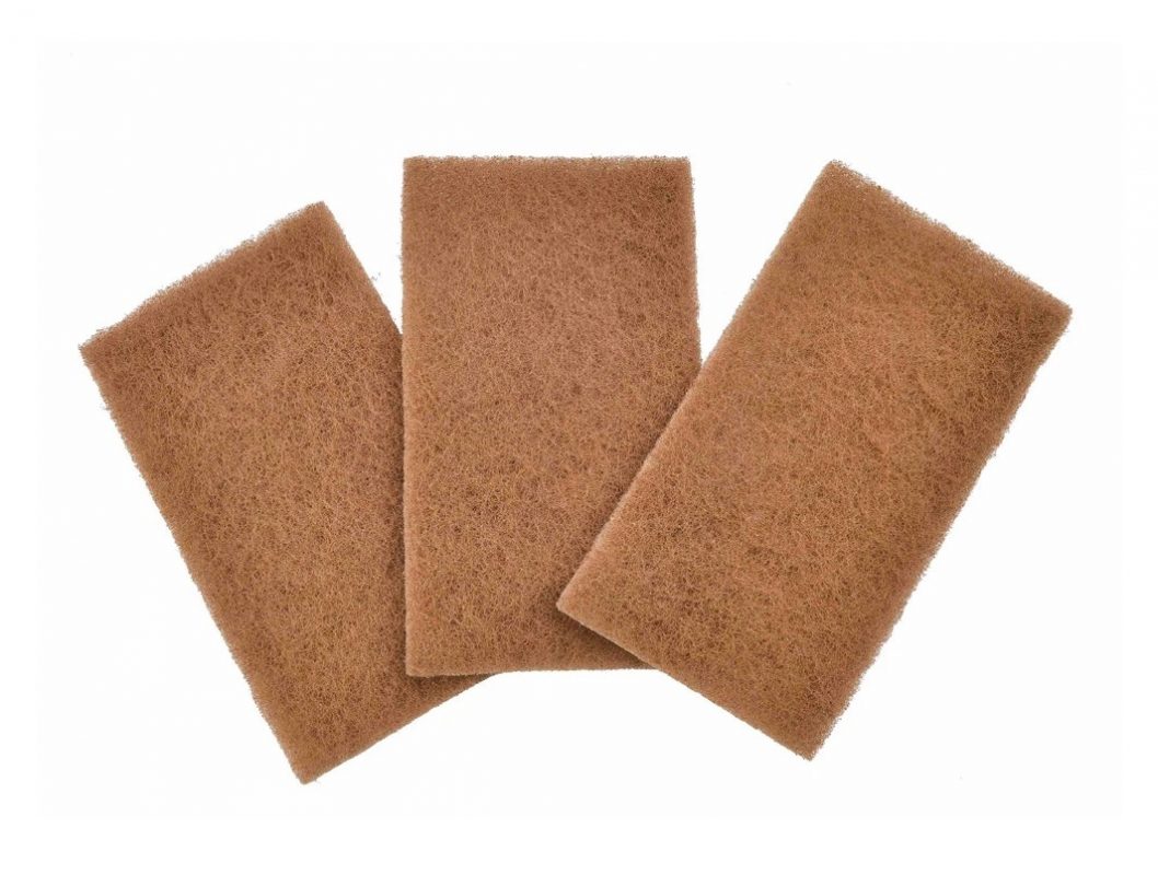 Estropajo hecho con cascara de nuez aplicaciones