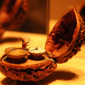 Increíble reloj hecho en una cáscara de nuez