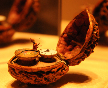 Increíble reloj hecho en una cáscara de nuez