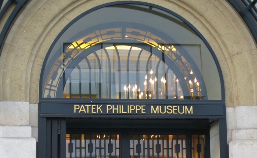 Increíble reloj hecho en una cáscara de nuez