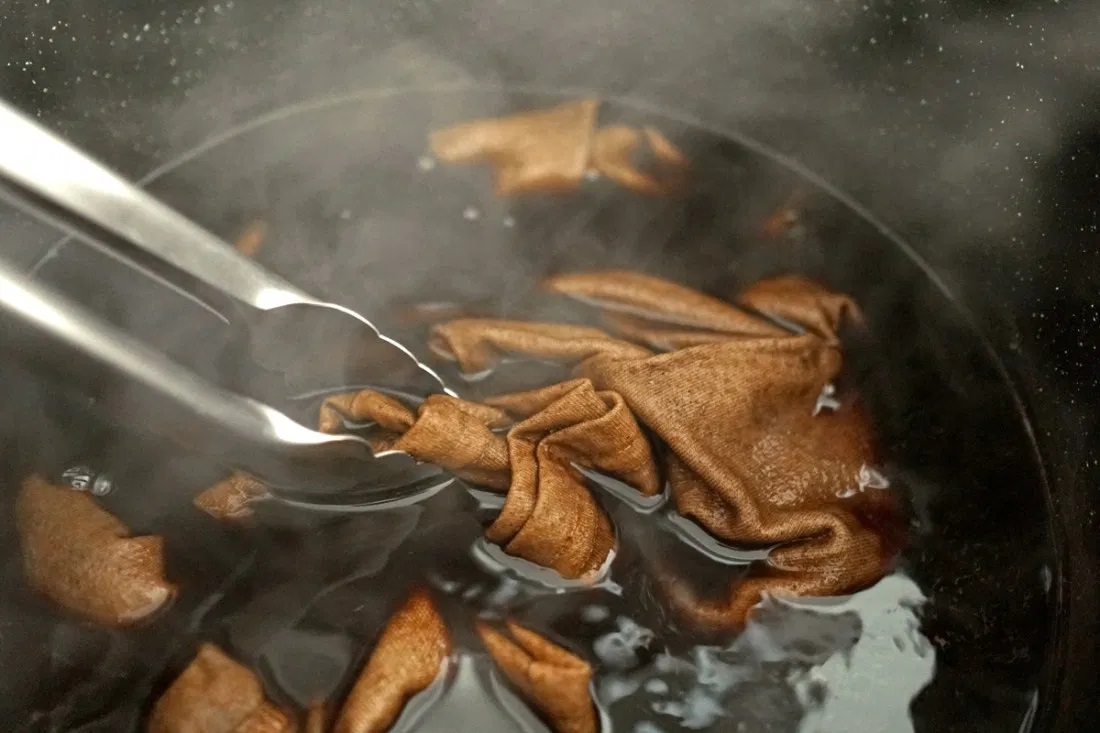 teñir prendas con cascara de nuez DIY