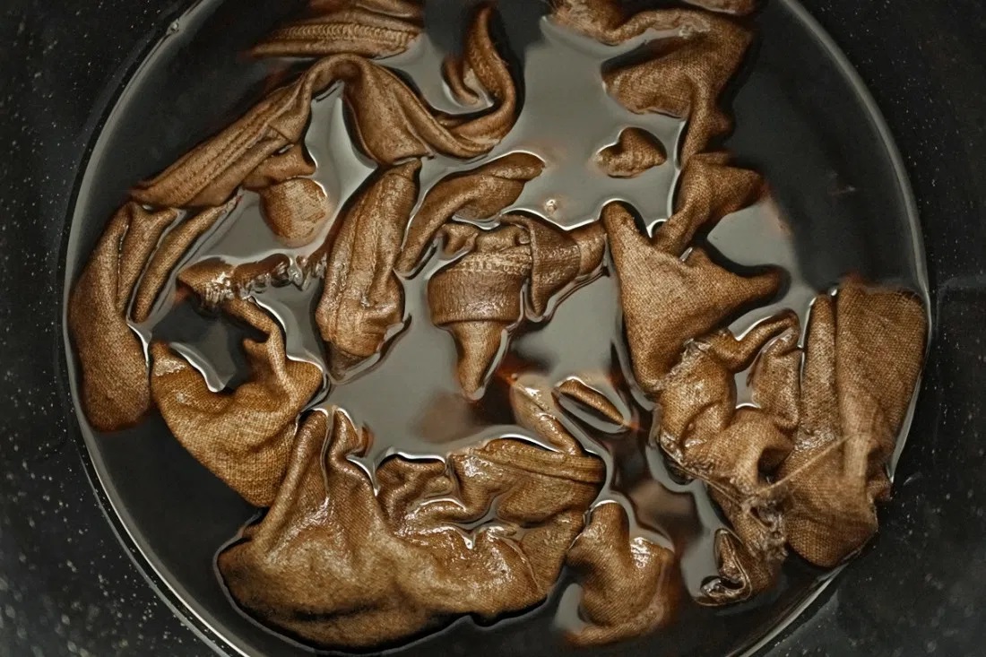 teñir prendas con cascara de nuez DIY